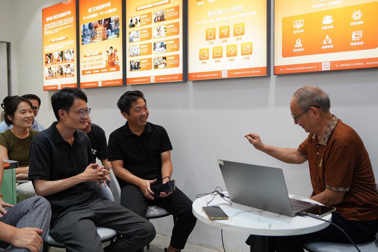 社区街坊参与幸福心理学讲座互动