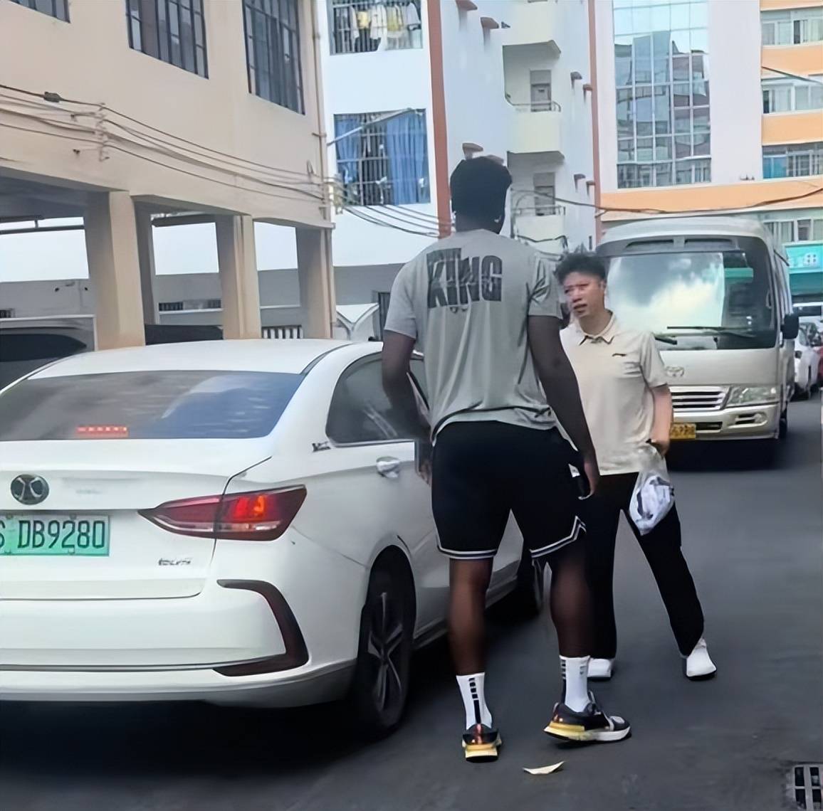 广东重磅引援抵达，辽宁迎2大喜讯，拉塞尔首秀21分，北京注册布朗