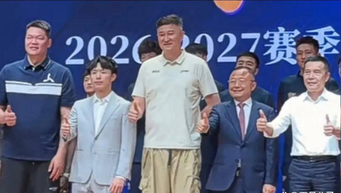 广东男篮出征仪式引发热议，焦泊乔与杜锋缺乏互动暗藏不满？