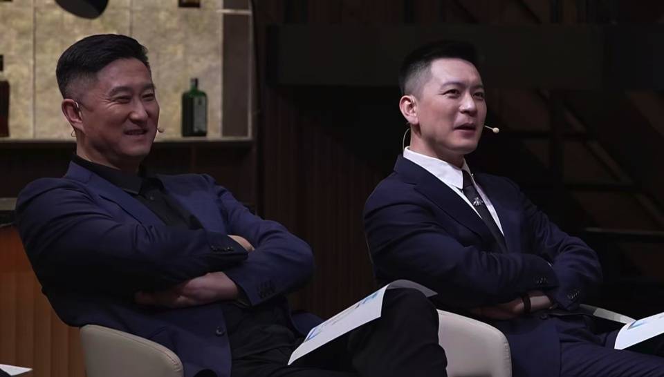 CBA揭幕战！拉塞尔叫打战术，王哲林根本没理解，请注意杨鸣和杜锋！