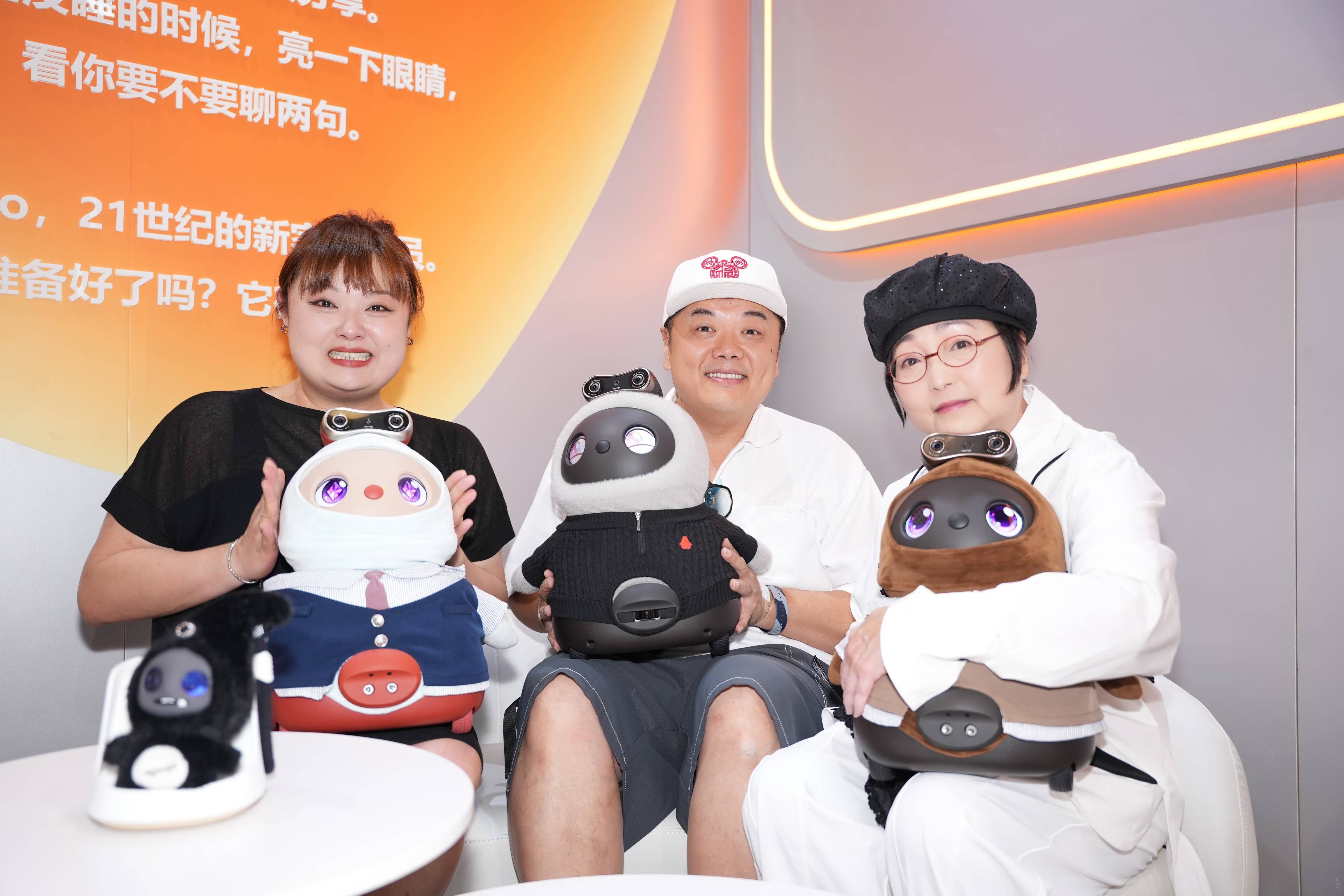 明星纷纷驻足体验,migo机器人为何成为香港秋季电子产品展“人气王”?(图2) 明星纷纷驻足体验,migo机器人为何成为香港秋季电子产品展“人气王”?(图2)