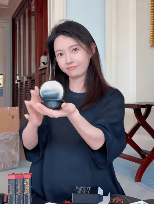 白宇或升级当爸？与女友刘萌萌爱情长跑12年引关注
