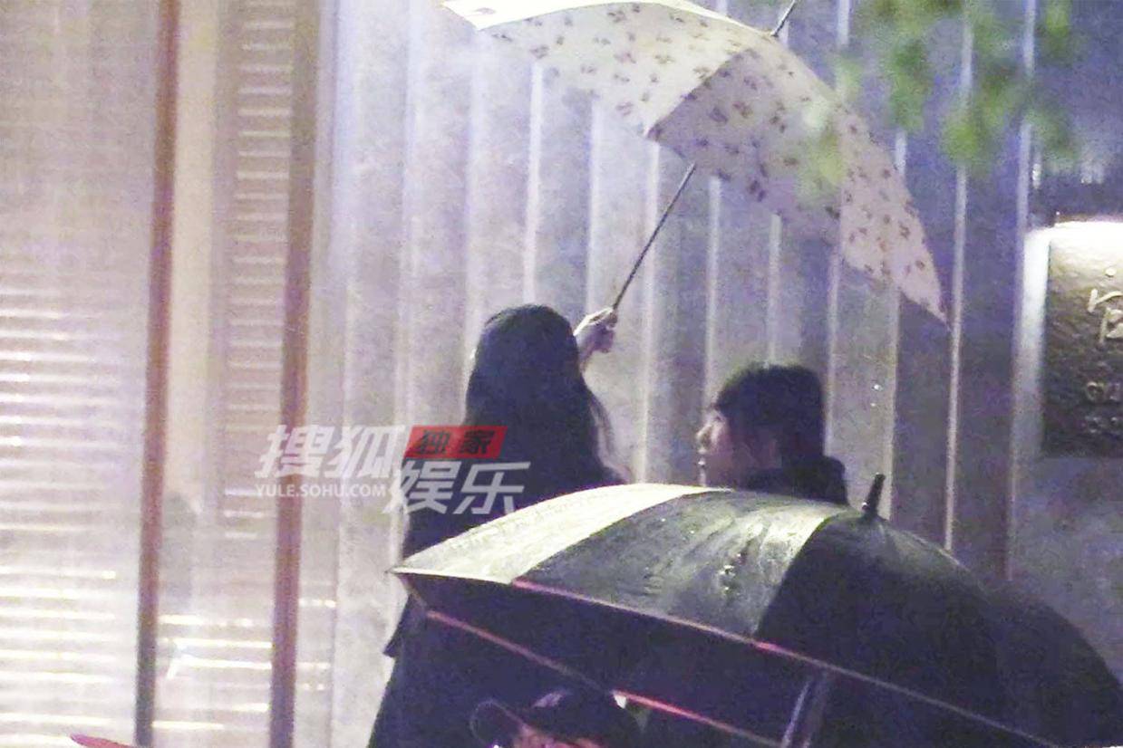 刘亦菲雨夜与助理共撑伞吃火锅，双向奔赴情谊暖人心