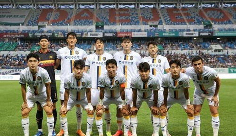 10.20日：上海申花亚冠两回合不败锁定前八，双线轮换后淘汰赛单场决胜，容错空间成关