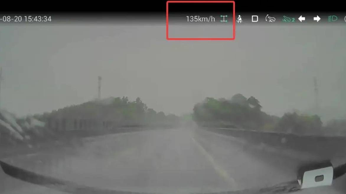 雨天飙到130km/h！司机还“逞能”问副驾“慌不慌”，话音未落……