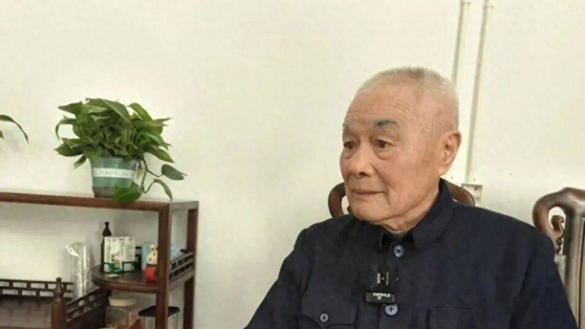 一件衣服穿36年 98岁"抠门"老人怎么捐出6000万