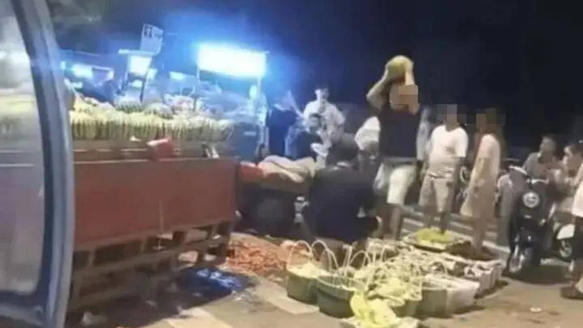 男子连用十几个西瓜砸摊主头部，对方全程没有起身、还手，摊主父亲：事实上儿子平时脾气比较暴躁；最新进展：摊主已获近7万元赔偿