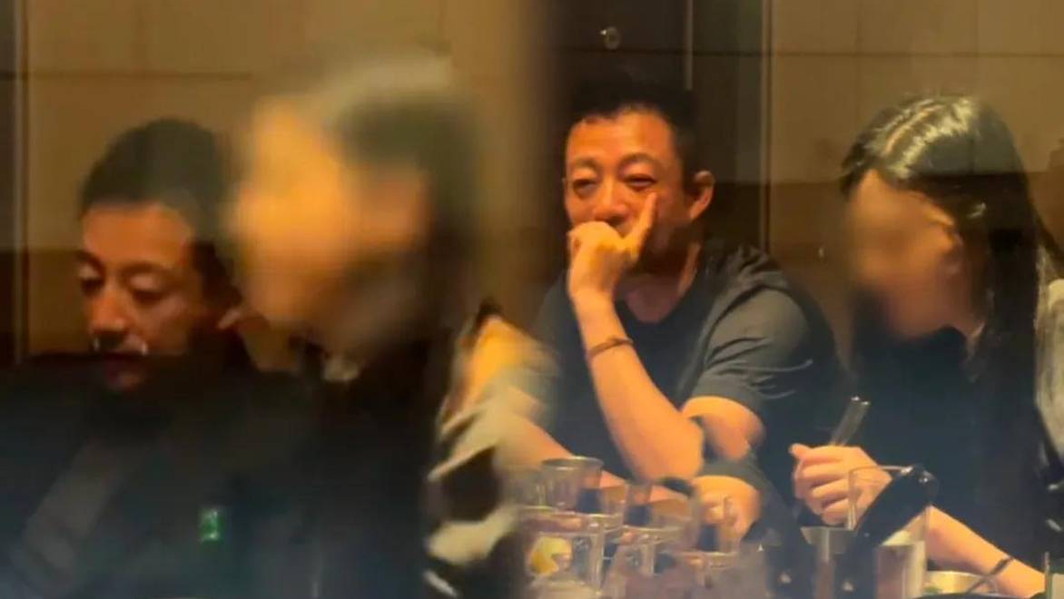 汪小菲与酷似大S美女聚餐，女方贴心为他夹烤肉