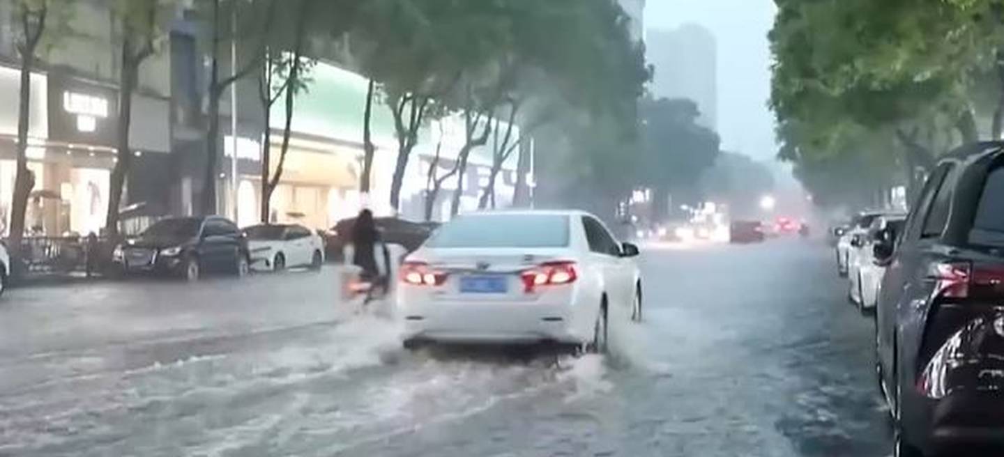 中央气象台：广东阳江、广西防城港等局地出现特大暴雨 华南强降雨仍较多