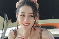 迪丽热巴蝴蝶臀火了，一张生图撩翻百万网友！