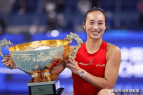 离开北京！郑钦文启程飞往西班牙 戴眼镜文质彬彬 已连退2站比赛
