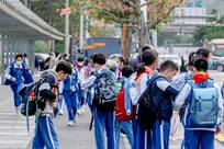 满嘴烂梗的学生，正在“逼疯”深圳教师