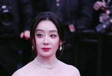 袁姗姗身着纯白仙气礼服裙优雅亮相戛纳电影节红毯，简约纯净的白色调摒弃繁复装饰，线条感极强的裙摆随风摇曳，温婉流畅。