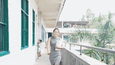 搞笑GIF：大爷你这么睡觉，让隔壁的妹子很尴尬啊