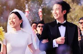 白举纲与老婆在敦煌举行婚礼