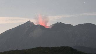 日本鹿儿岛县火山喷发 烟雾最高至1800米