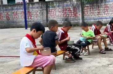 4个老师守着9个小学生，不能只算经济账