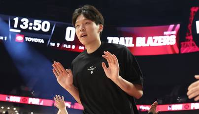 NBA季前赛-开拓者胜勇士 杨瀚森6分3助攻