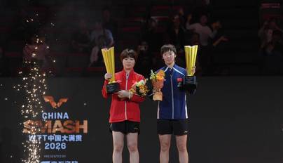 组图：WTT中国大满贯-王曼昱/蒯曼3-1女双问鼎 开心合影奖杯