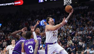 NBA-湖人胜爵士 东契奇飞身上篮