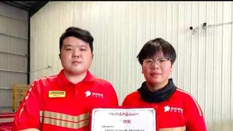05后女孩打破命运束缚，签下正式工作合同，开启人生新篇章！