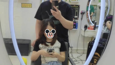 男子剪头发遇到兄弟的暗恋对象，他拍照发去炫耀：她要约我去喝酒