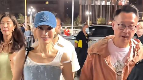李嘉欣许晋亨合体看演唱会，夫妻俩手牵手好甜，55岁状态超好