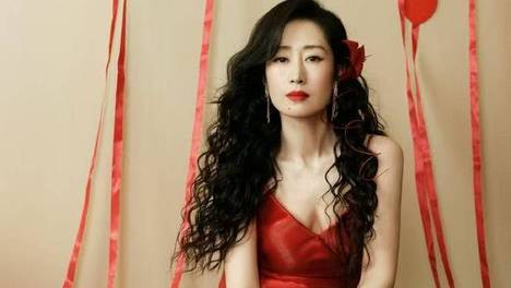 50岁刘敏涛别样人生，首次大胆尝试性感妩媚妆容，网友：风韵犹存