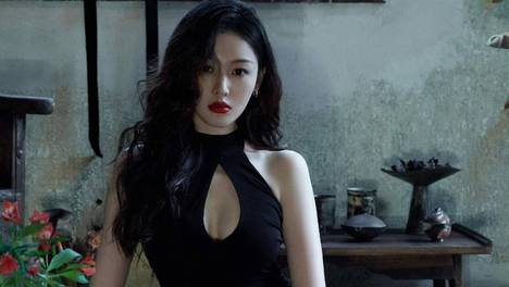 自律性感女王张天爱晒出夏季最新写真，风格多变性感的她风情万种