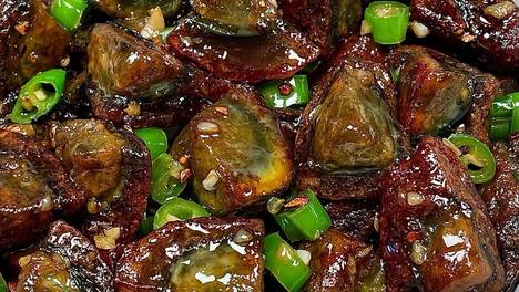 皮蛋咸香入味，香香辣辣，直接吃配米饭