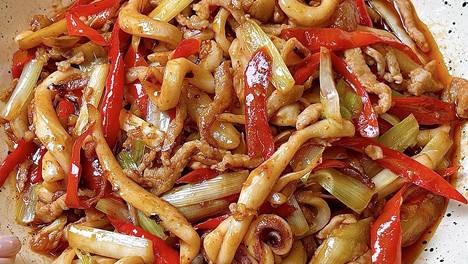 韭黄鱿鱼炒肉丝：鲜爽下饭菜