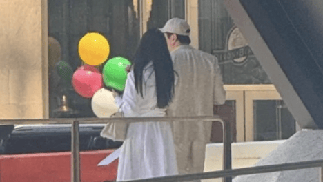 林俊杰七七纽约逛街被偶遇 二人并肩同行很恩爱