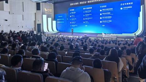 AI战略项目遇困之后，钉钉的“内忧”和“外患”