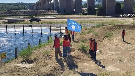 榆阳区明珠路街道三辰社区开展常态化巡河护河志愿服务活动