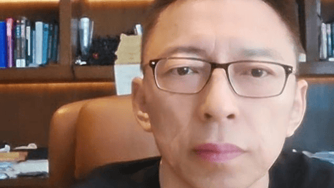 在时代广场“全职看球”是什么体验？《张朝阳的英语课》带你直击福克斯体育的创意营销