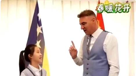 张雪峰11岁女儿张姩菡亮相波黑驻华大使馆，英文交流自如，捧荣誉证书合影惊艳全场
