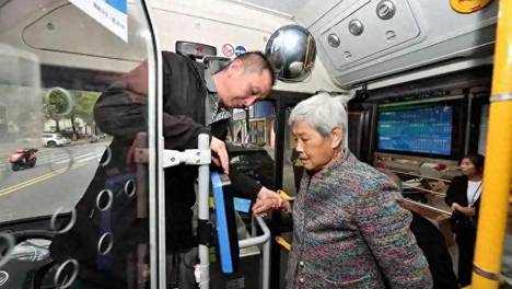 8月1日起老人坐公交有变！爱心卡取代身份证，长辈出行越来越省心
