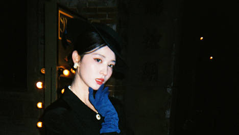 王楚然黑裙礼帽配珍珠饰品 优雅复古笑容温婉