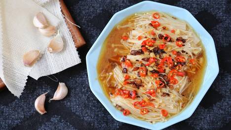 鸡汁蒜蓉金针菇：清鲜快手，治愈日常的人间小味