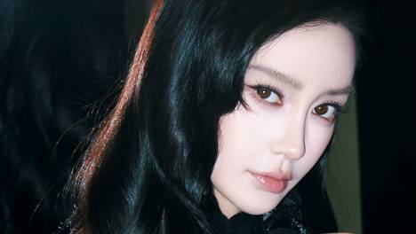 杨颖穿黑色立体花朵长裙对镜拍 冷艳妩媚自带成熟气场