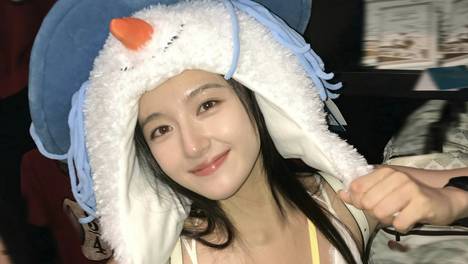 李兰迪戴雪人毛绒帽游玩自拍 可爱鲜活元气满满