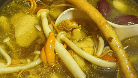 苏北草鸡汤鲜味不足，分次下料释放食材本味