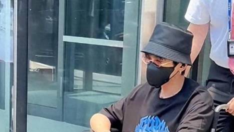 赚再多钱又能有啥用啊，37岁张若昀如今坐上轮椅，终究还是走上了邓超的老路
