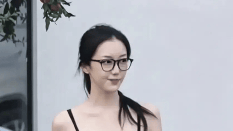 从3个月大上修复手术台，到如今漫步街头的清冷少女，所有人都被李嫣的变化惊艳了！