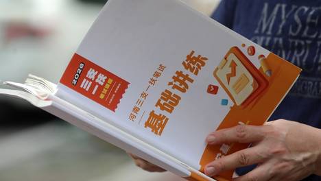 河南三支一扶因作弊重考，眼镜也要过安检
