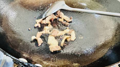 有菜有汤，都是现烧的，难怪孩子不在食堂吃