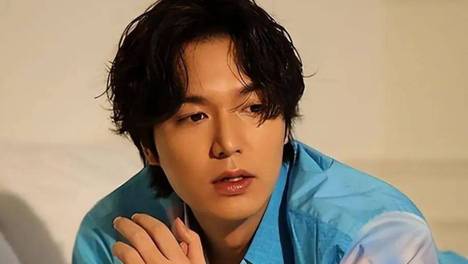 39岁李敏镐近况曝光！与裴秀智分手已经9年，如今还是单身让人唏嘘 李敏镐与裴秀智长达九年的恋情因聚少离多结束，两人保持低调，各自事业稳步发展，感情遗憾落幕。