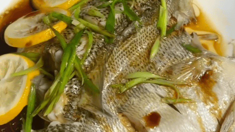 广东家常咸柠檬蒸鱼，经年腌柠赋予鱼肉醇厚咸酸果香