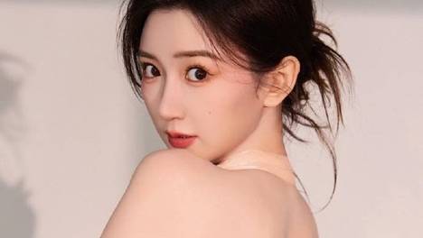 毛晓彤时尚写真靓丽多姿！甜美萌妹子身材火辣性感撩人