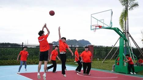 灯光篮球趣味赛，燃情开赛——广西华南烹饪26级新生以球会友！